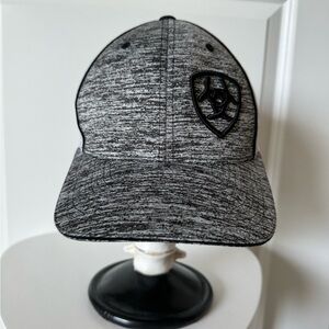 Ariat Men‘s trucker hat with snap closure. Grey with white mesh back.